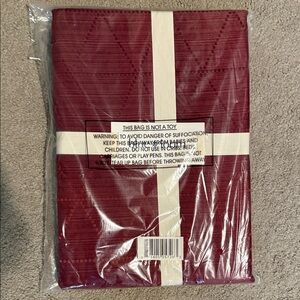 Blue Loom Elegant burgundy diamond jacquard Dining Table Linen 60 x 84